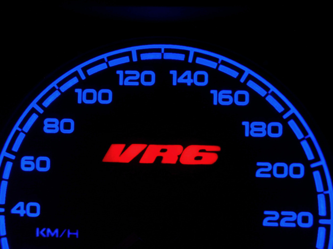 VR6 Logo beleuchtet